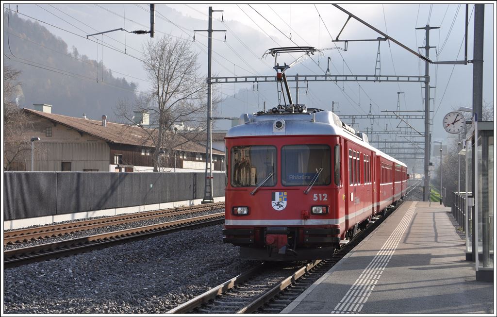 S1 1521 nach Rhäzüns mit Be 4/4  512 in Chur Wiesental. (25.11.2014)