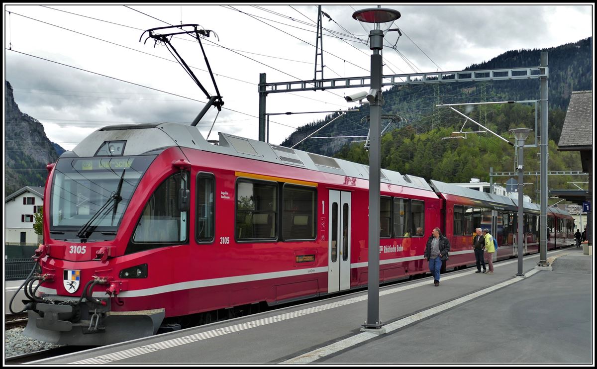 S1 1522 nach Schiers mit ABe 4/16 3105 steht abfahrbereit in Rhäzüns. (08.05.2019)
