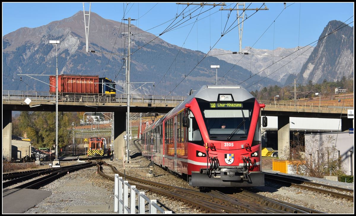 S1 1523 mit ABe 4/16 3105 nach Rhäzüns fährt in Untervaz-Trimmis ein. (14.11.2018)