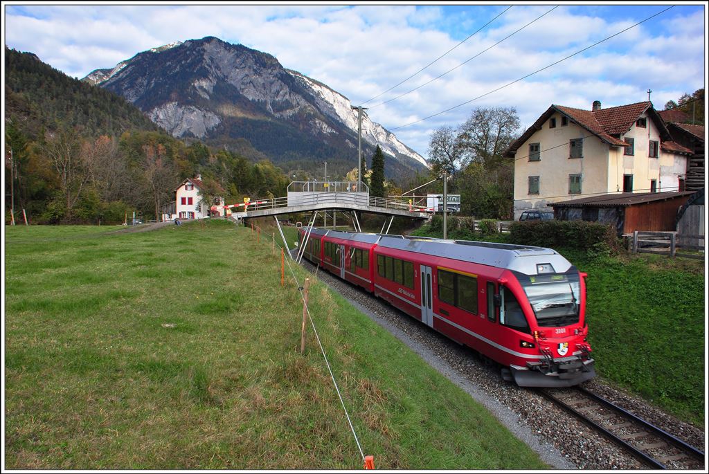 S1 1523 mit ABe 4/16 3101 bei Campagna zwischen Reichenau-T. und Bonaduz. (30.10.2014)