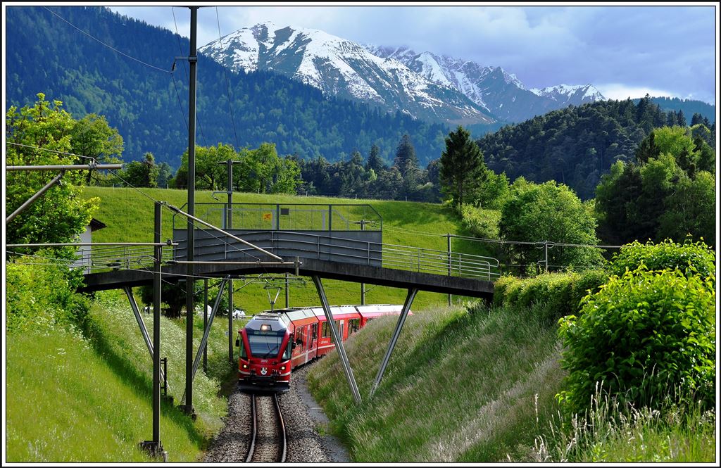 S1 1524 mit ABe 4/16 3102 bei Campagna zwischen Bonaduz und Reichenau-Tamins. (17.05.2014)