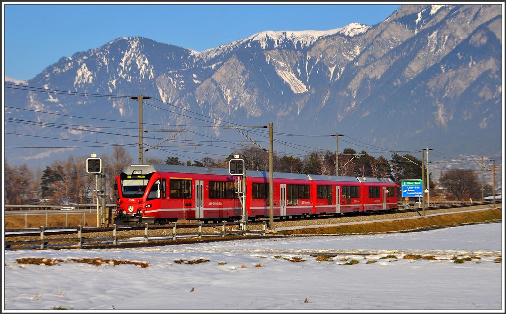 S1 1525 mit Allegra 3104 zwischen Chur West und Felsberg. (11.02.2015)