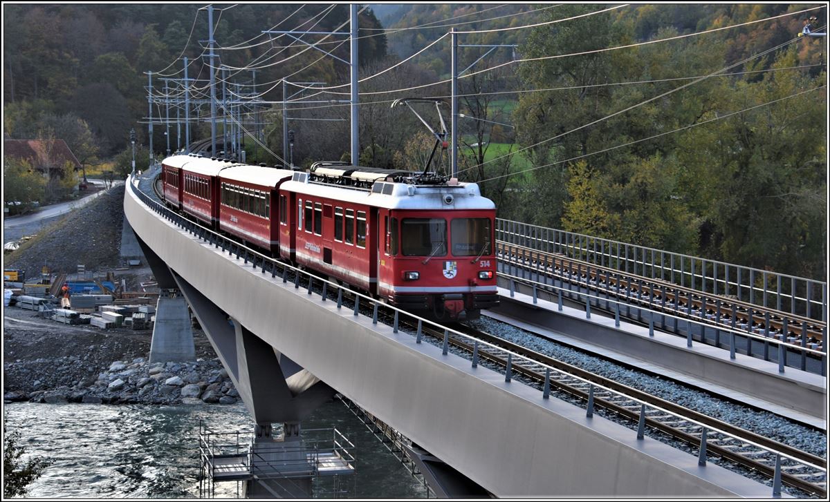 S1 1525 nach Rhäzüns mit Vorortpendel Be 4/4 514 und ABt 1712 auf der neuen Hinterrheinbrücke in Reichenau-Tamins. (06.11.2019)
