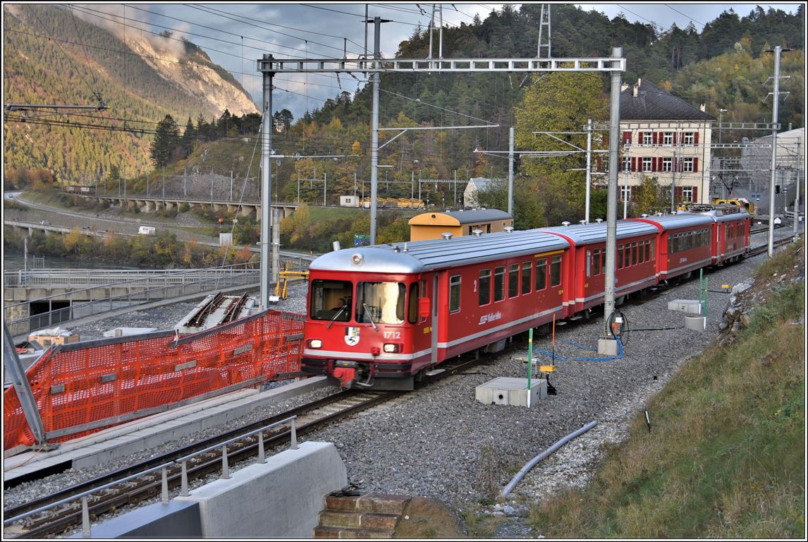 S1 1525 nach Rhäzüns mit Vorortpendel Be 4/4 514 und ABt 1712 auf der neuen Hinterrheinbrücke in Reichenau-Tamins. (06.11.2019)