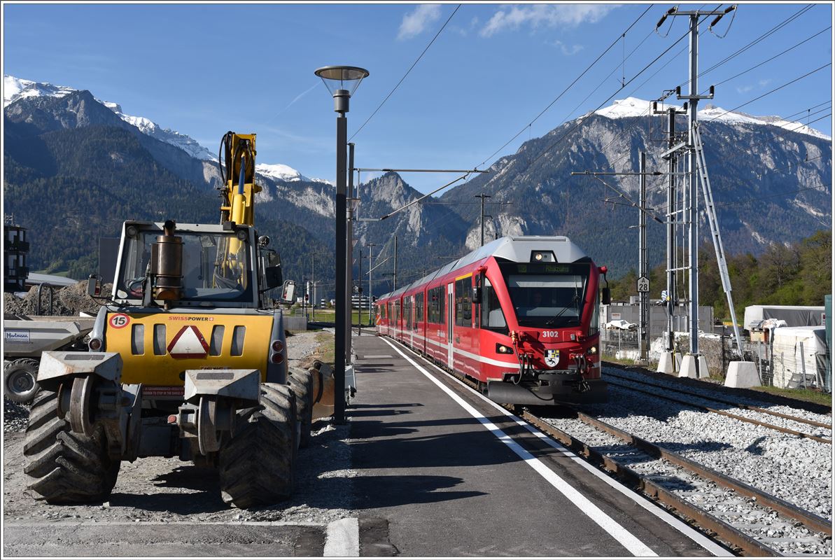 S1 1527 mit ABe 4/16 3102 aus Schiers trifft in Rhäzüns ein. (23.04.2017)