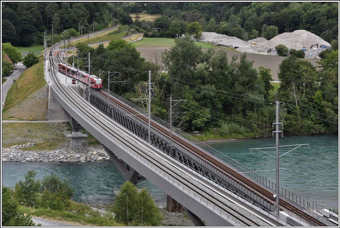 S1 3512 mit ABe 4/16 3105 wechselt die Spur vor den Hinterrheinbrücken in Reichenau-Tamins. (04.06.2020)