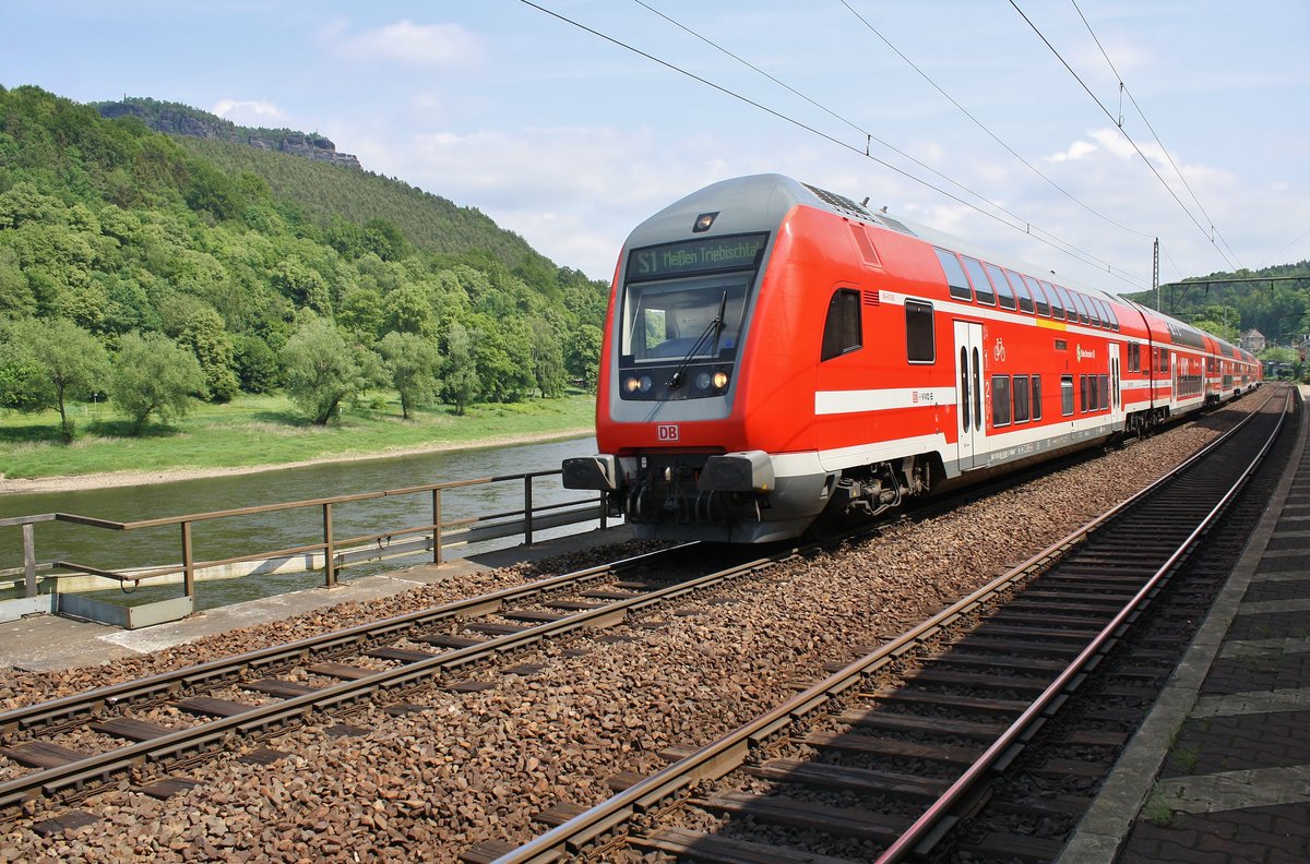 S1 von Bad Schandau nach Meißen Triebischtal verlässt am 11.5.2018 den Bahnhof Königstein in der sächsischen Schweiz. Schublok war 146 012.