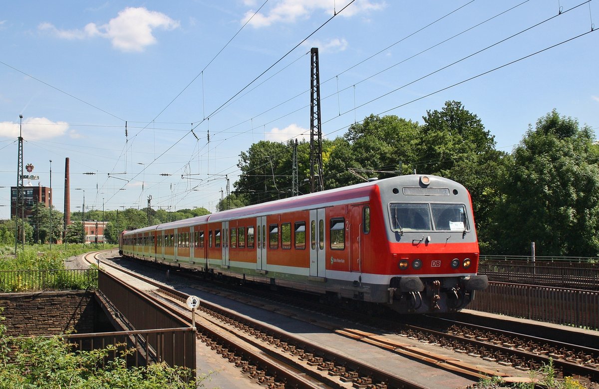 S1 von Dortmund Hauptbahnhof nach Essen-Steele Ost erreicht am 3.7.2017 den Bochumer Hauptbahnhof. Schublok war 143 241-8.