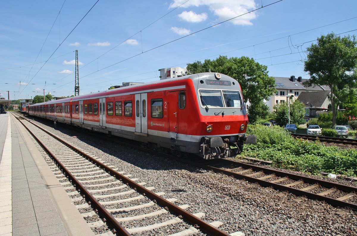 S1 von Dortmund Hauptbahnhof nach Essen-Steele Ost verlässt am 3.7.2017 den Bochumer Hauptbahnhof. Schublok war 111 155.