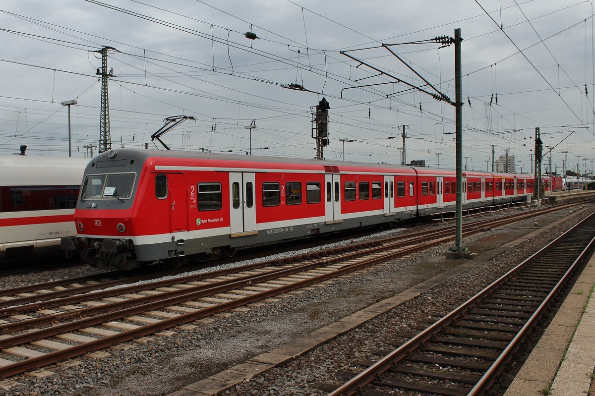 S1 von Essen-Steele Ost erreicht am 18.8.2017 den Dortmunder Hauptbahnhof. Zuglok war 143 241-8.