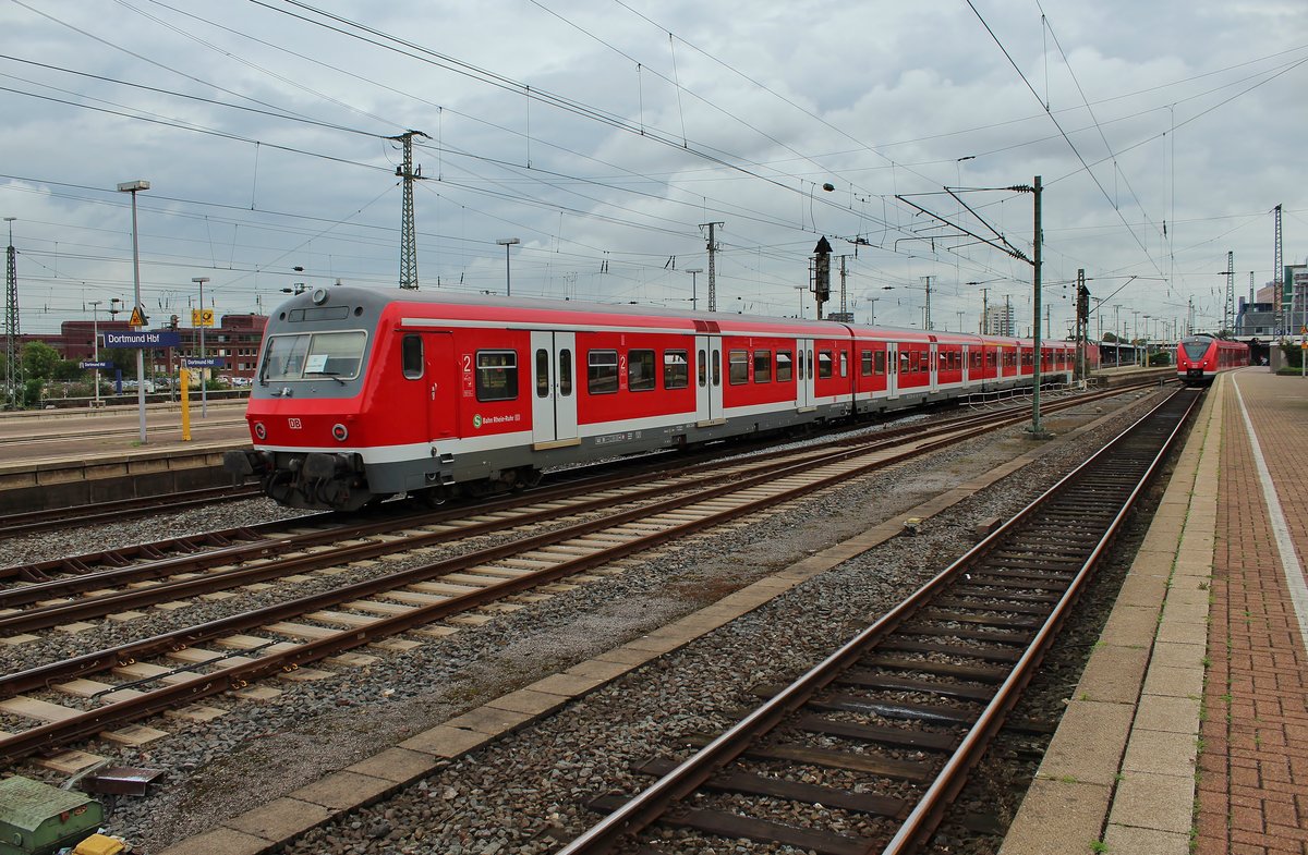 S1 von Essen-Steele Ost nach Dortmund Hauptbahnhof fährt am 18.8.2017 in den Dortmunder Hauptbahnhof ein. Zuglok war 143 241-8.