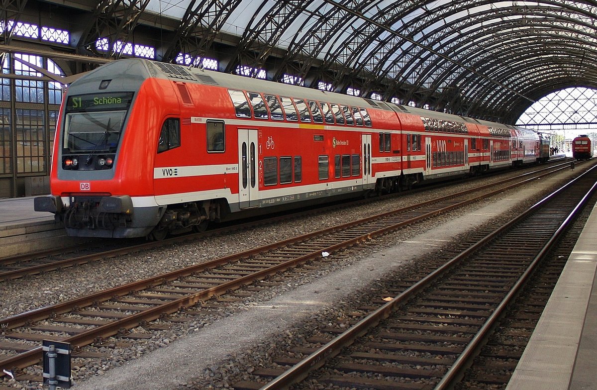 S1 von Meißen Triebischtal nach Schöna fährt am 30.9.2017 in den Dresdener Hauptbahnhof ein. Zuglok war 146 010.