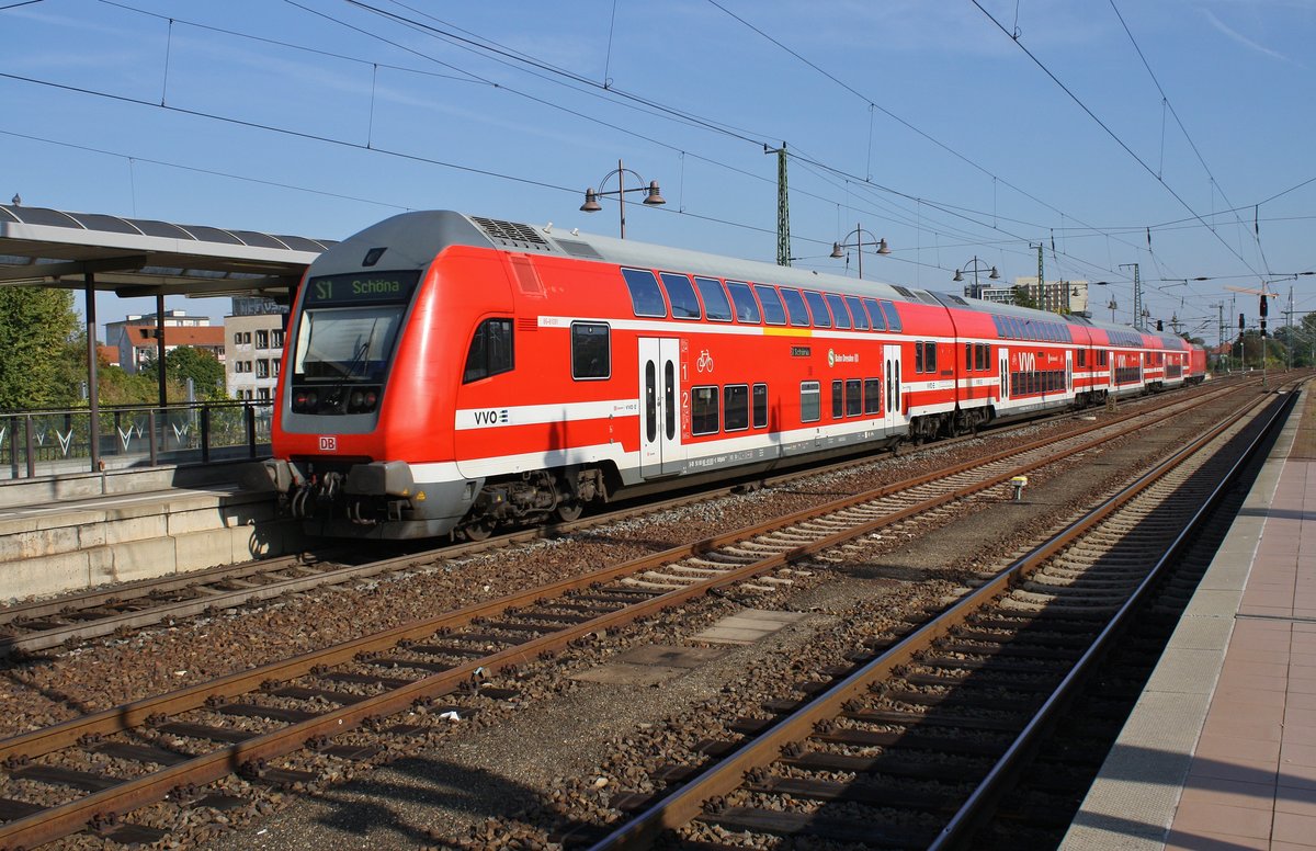 S1 von Meißen Triebischtal nach Schöna macht sich am 30.9.2017 im Dresdener Hauptbahnhof auf den Weg. Zuglok war 146 011.