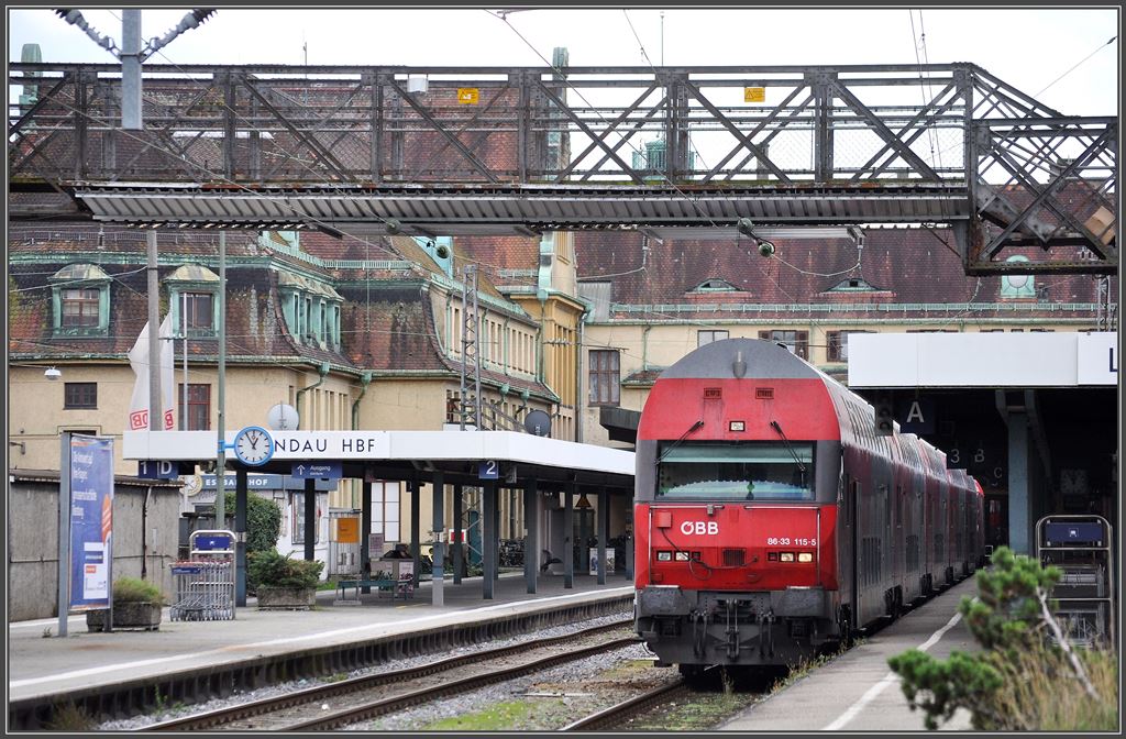 S1 nach Bludenz mit Steuerwagen 86-33 115-5 in Lindau Hbf. (05.11.2013)