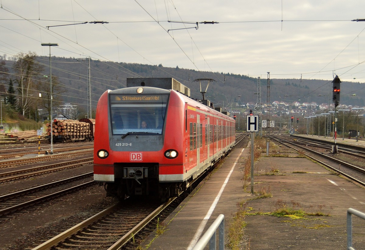 S1 nach Homburg Saar bei der Einfahrt in Neckarelz am Heiligenabend des Jahres 2014.