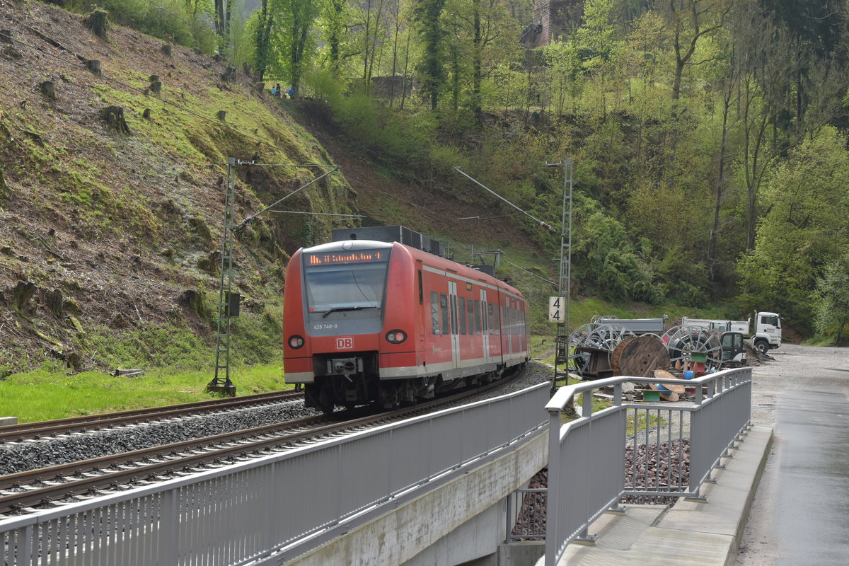 S1 nach Kaiserslautern in Neckarsteinach kurz vorm Tunnel. 17.4.2017