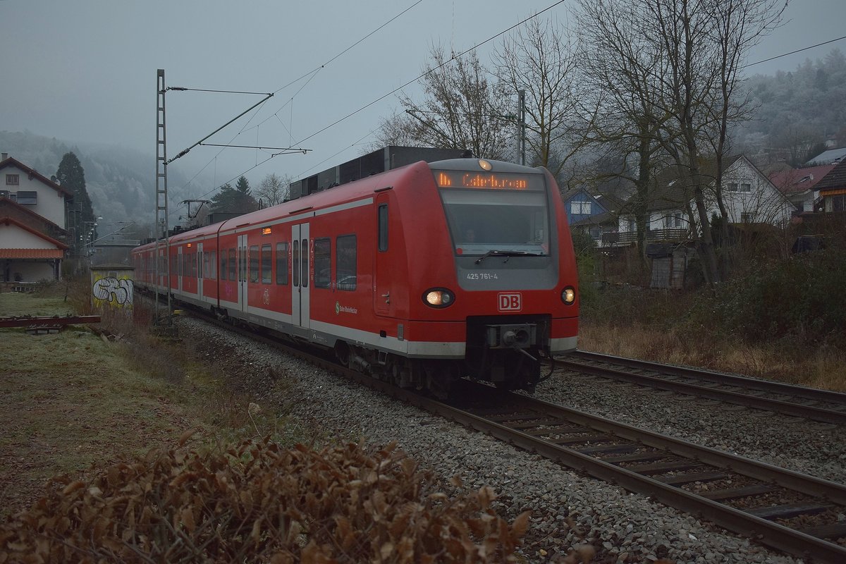 S1 nach Osterburken verlässt gerade Neckargerach, an diesem trüben Tag ist der 425 761-4 auf der Linie unterwegs. 31.12.2016