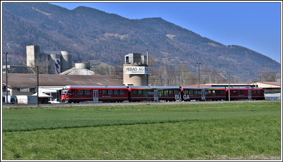 S1 nach Rhäzüns mit ABe 4/16 3105 bei Untervaz-Trimmis. (24.03.2020)