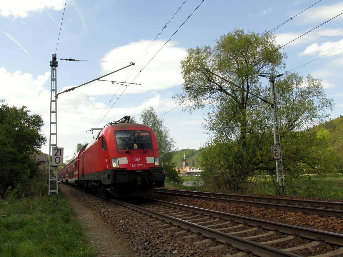 S1 nach Schöna aufgenommen am 27.04.2015 mit dem Taurus 182 019 in Krippen. 