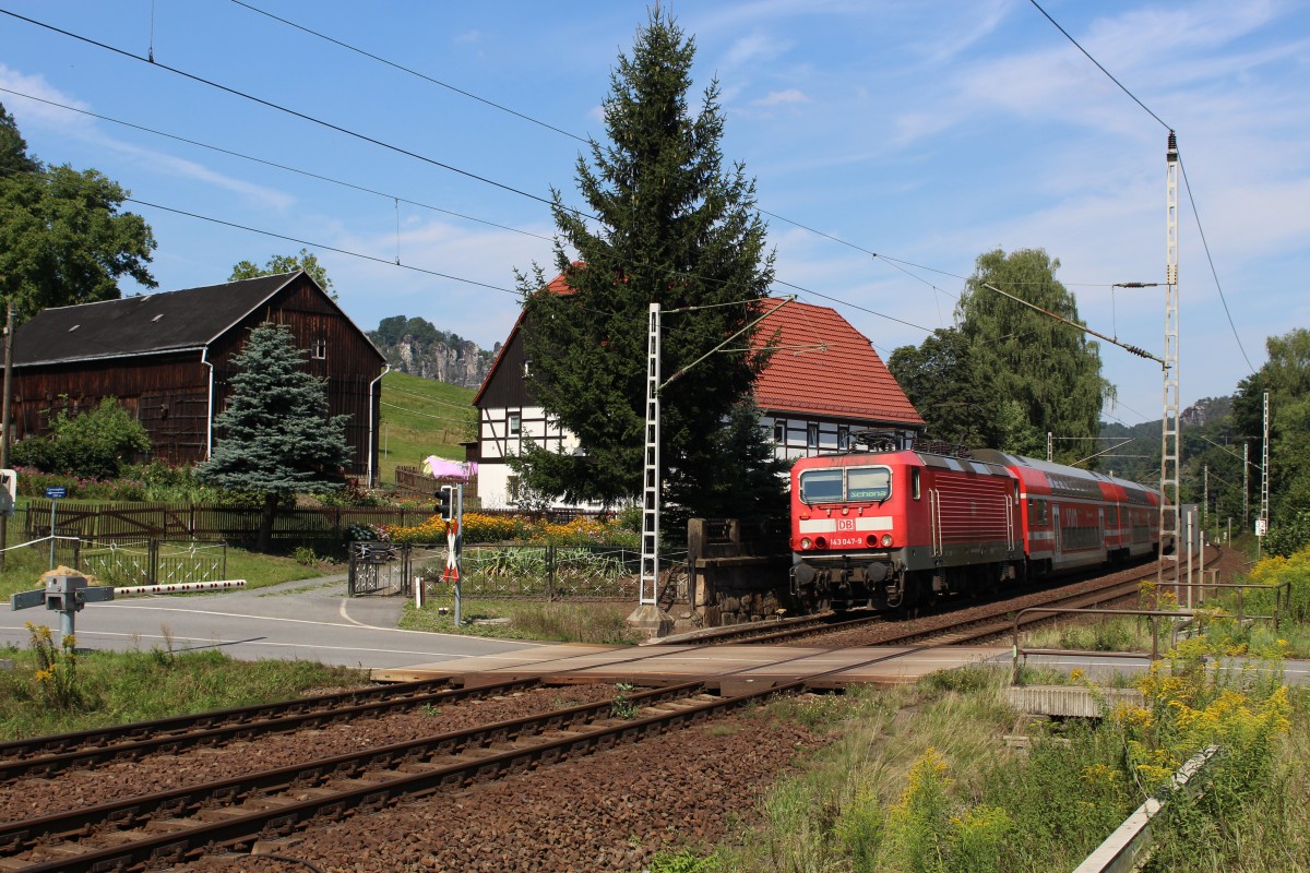S1 nach Schöna mit der 143 047. Aufgenommen am 21.08.2015 bei Kurort Rathen. 