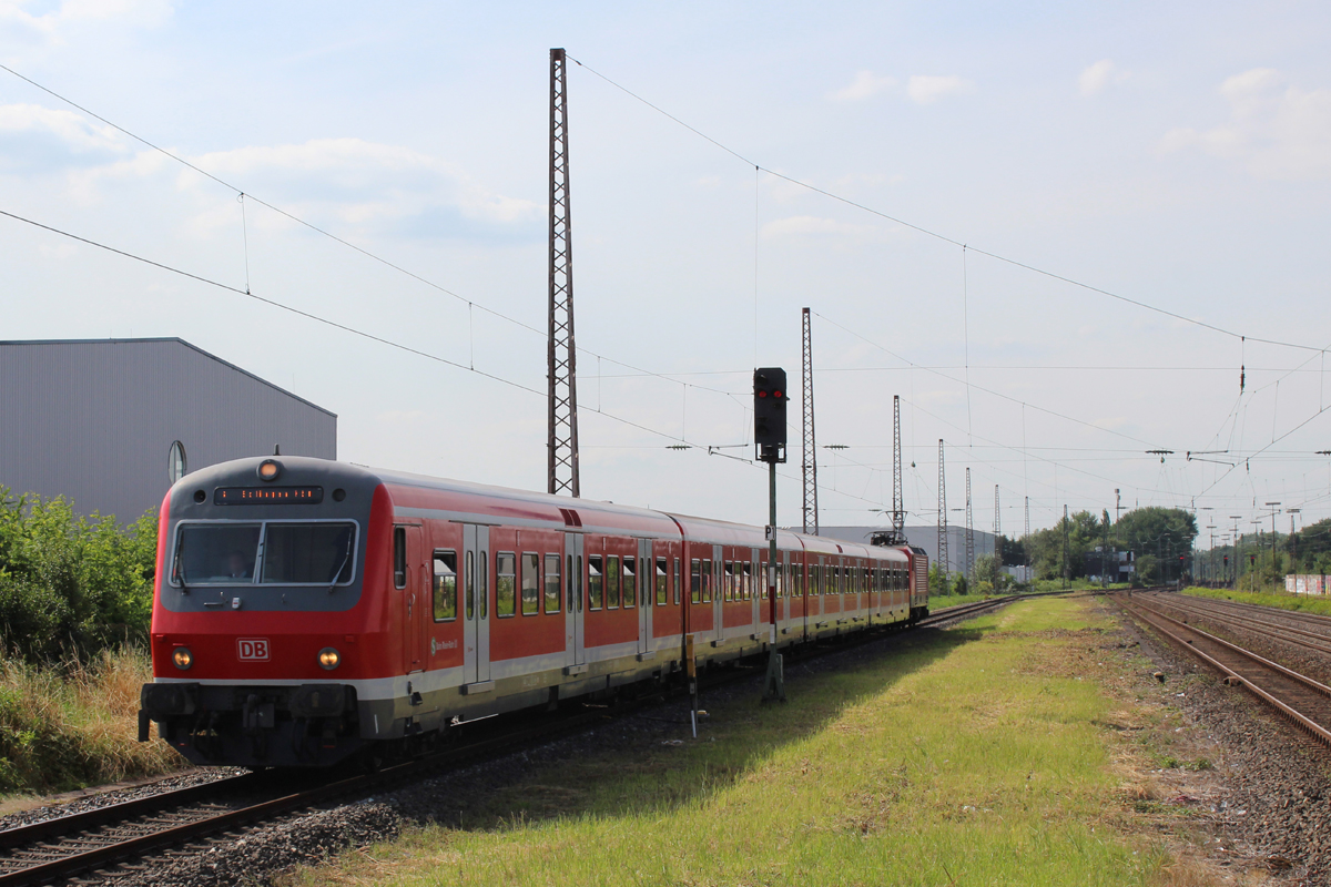 S1 nach Solingen am 31.07.2015 in Hilden (Lok hinten 143 823)