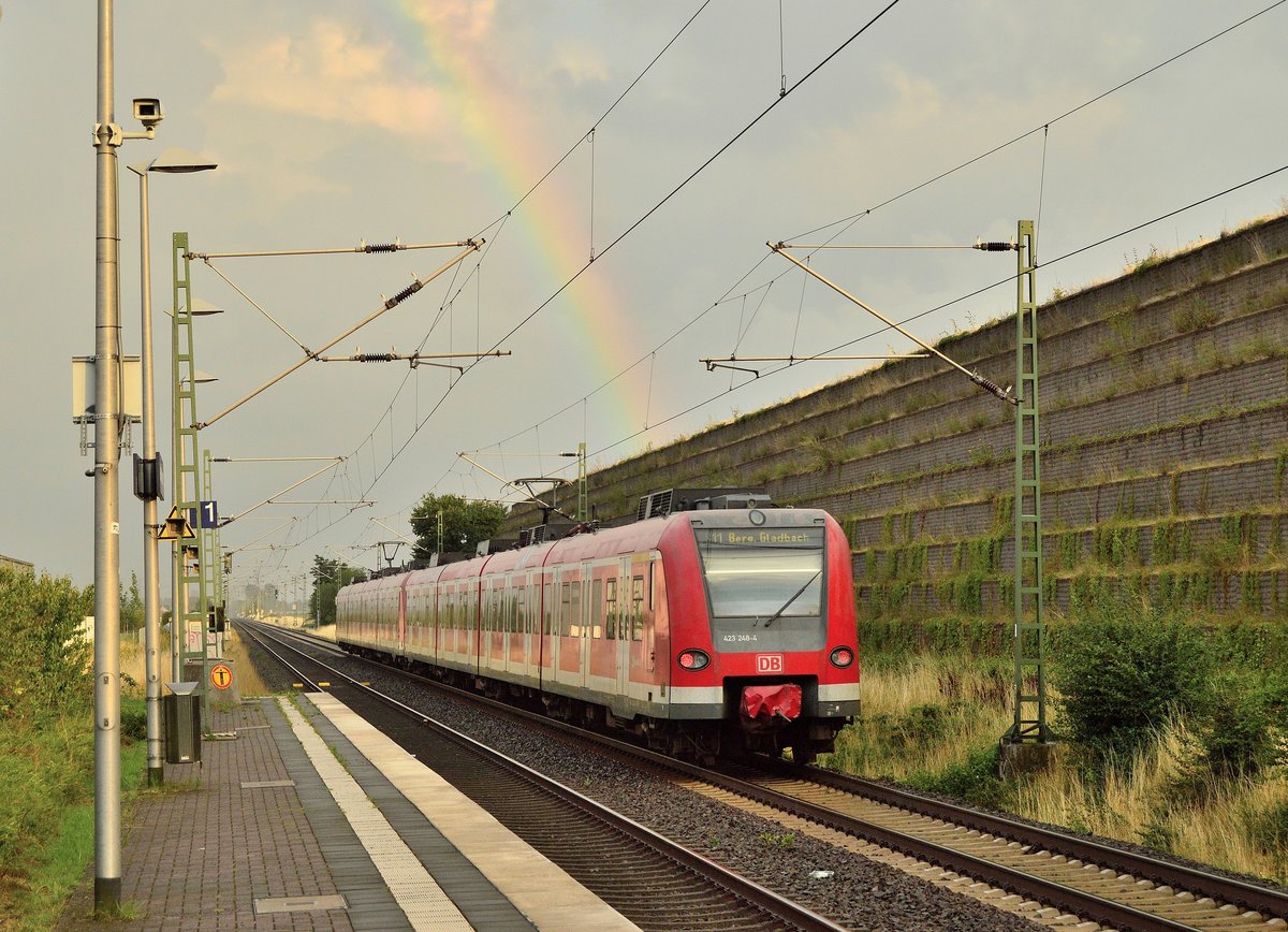 S11 nach Bergisch Gladbach verlässt am heutigen Abend den Bahnhof Allerheiligen,
das Wetter spielte mal wieder eine Kapriole. In Richtung Köln regnete es, während von Neuss aus die Sonne schien am Abendhimmel. 