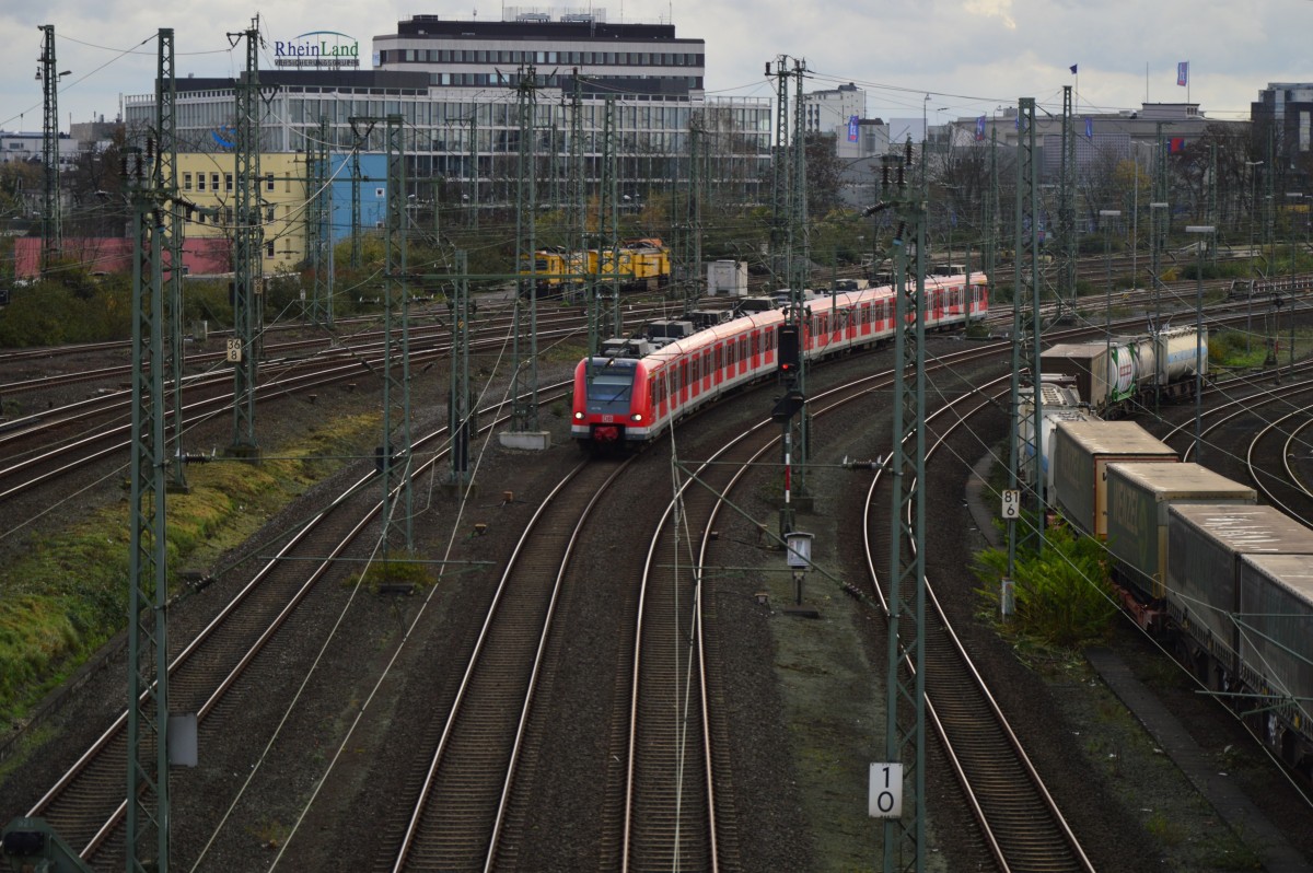S11 verlässt Neuss Hbf in Richtung Düsseldorf Flughafen Terminal. 22.11.2015