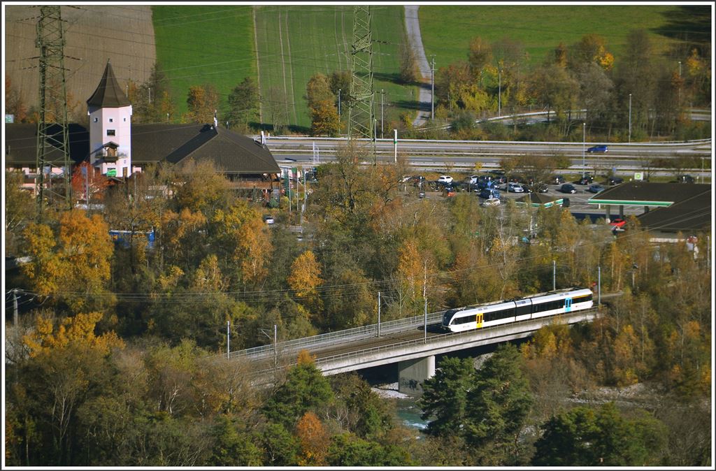 S12 24242 auf der Rheinbrücke bei der Raststätte Heidiland in Bad Ragaz. (05.11.2015)
