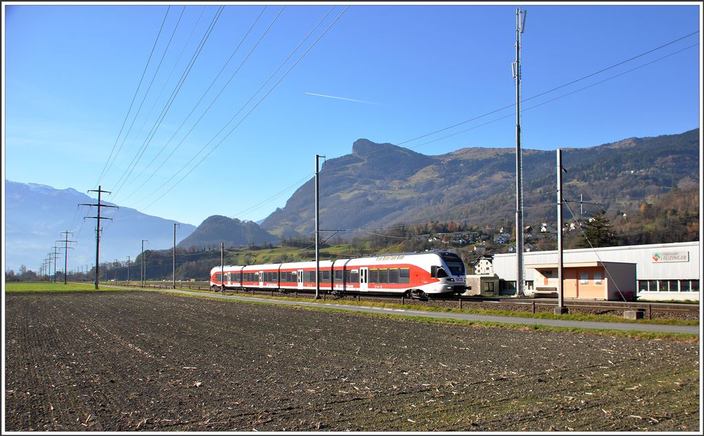 S12 24242 nach St.Gallen bei der ehemaligen Haltestelle Weite-Wartau und dem Gonzen im Hintergrund. (11.11.2015)