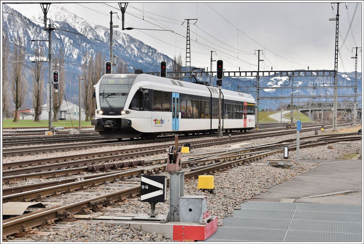 S12 24252 mit GTW 751-3 in Sargans. (06.03.2017)