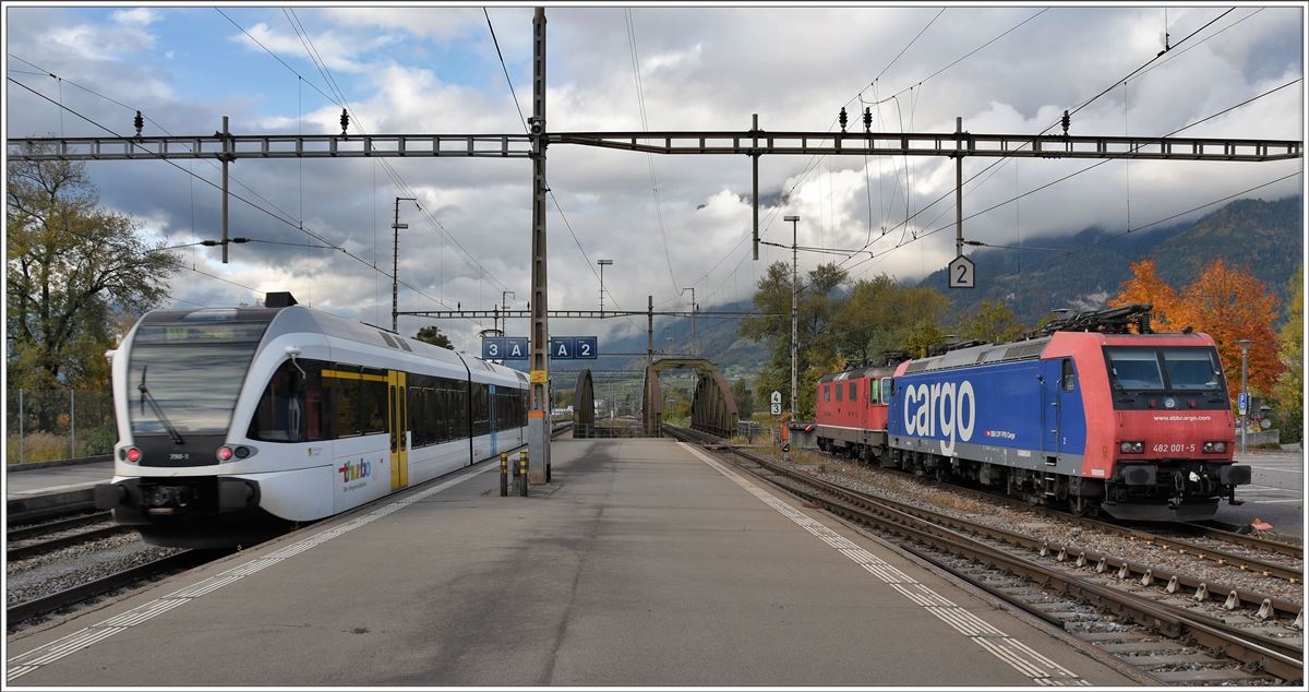 S12 mit GTW 526790-1 sowie abgestellt Re 482 001-5 und Re 4/4 11177. (18.10.2016)