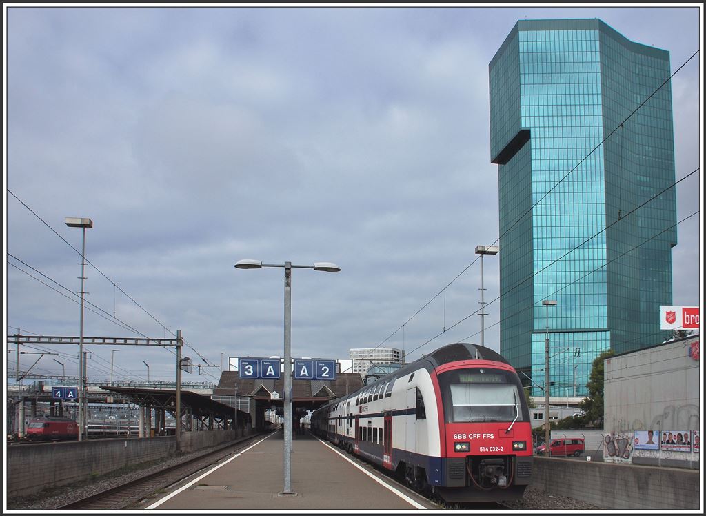 S16 nach Herrliberg-Feldmeilen mit 514 032-2 und Prime Tower in Zürich Hardbrücke. (24.09.2015)