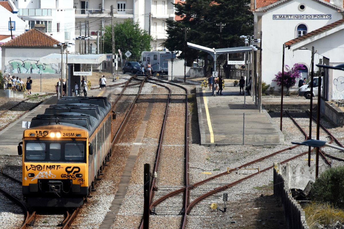 SÃO MARTINHO DO PORTO (Distrikt Leiria), 09.08.2019, Zug Nr. 245M als Regionalzug nach Caldas da Rainha bei der Ausfahrt aus dem Bahnhof
