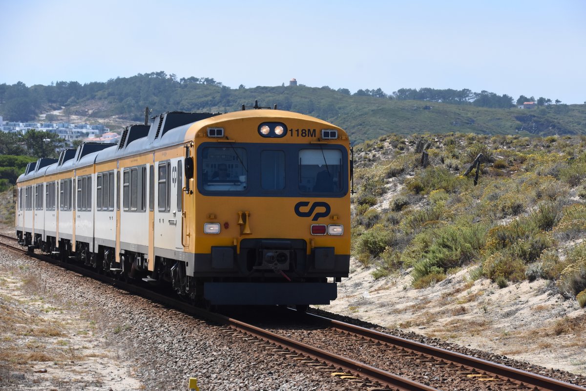 SÃO MARTINHO DO PORTO (Distrikt Leiria), 14.08.2019, Zug Nr. 118M als Regionalzug nach Leiria kurz vor Einfahrt in den Bahnhof