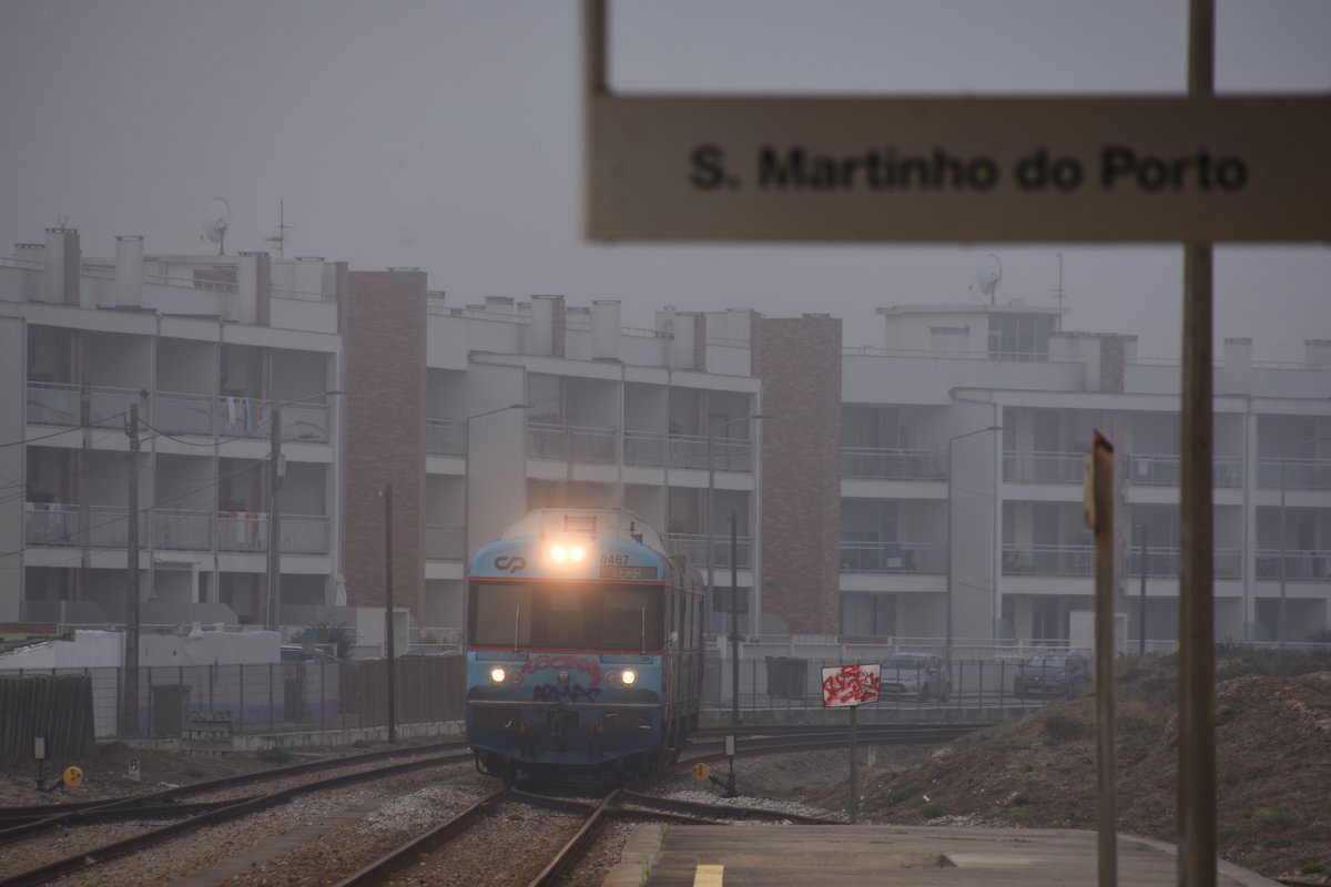 SÃO MARTINHO DO PORTO (Distrikt Leiria), 23.08.2019, Zug Nr. 0467 als InterRegional-Zug nach Coimbra erreicht im Morgendunst den Bahnhof von São Martinho do Porto