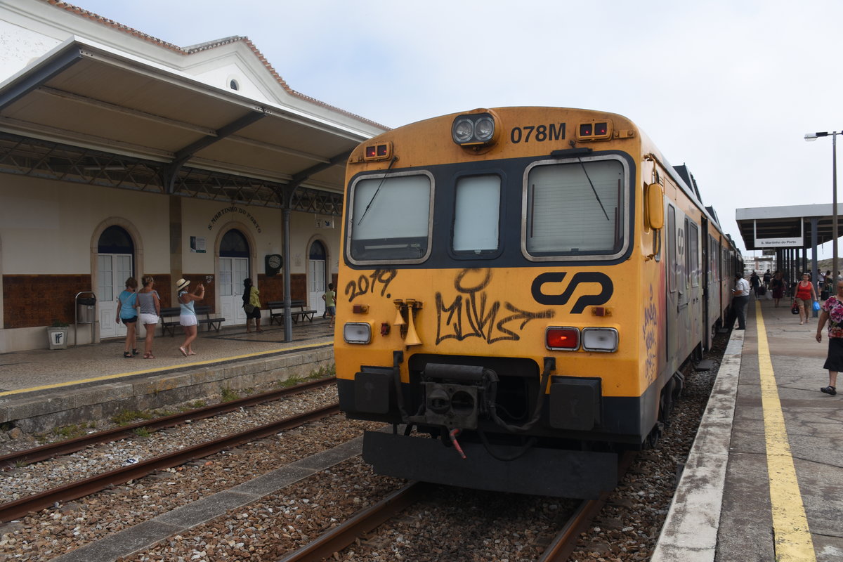 SÃO MARTINHO DO PORTO (Distrikt Leiria), 23.08.2019, Zug Nr. 078M als Regionalzug nach Caldas da Rainha im Bahnhof São Martinho do Porto