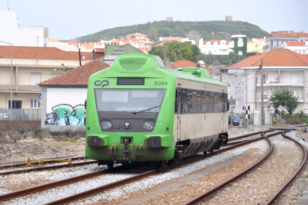 SÃO MARTINHO DO PORTO (Distrikt Leiria), 15.09.2013, Triebwagen 0369 auf der Linha do Oeste nach Caldas da Rainha bei der Einfahrt in den Bahnhof São Martinho do Porto