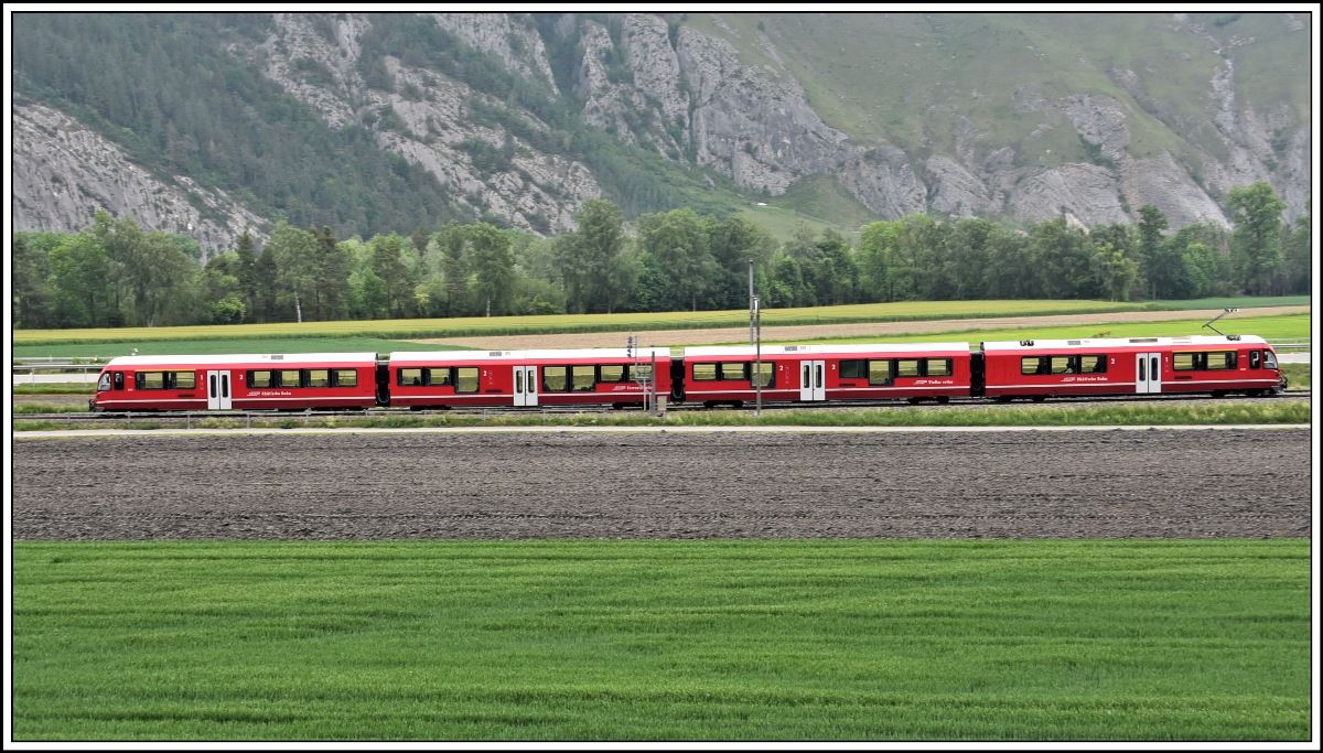 S2 1553 mit ABe 4/16 3103 nach Thusis bei Felsberg. (14.05.2020)