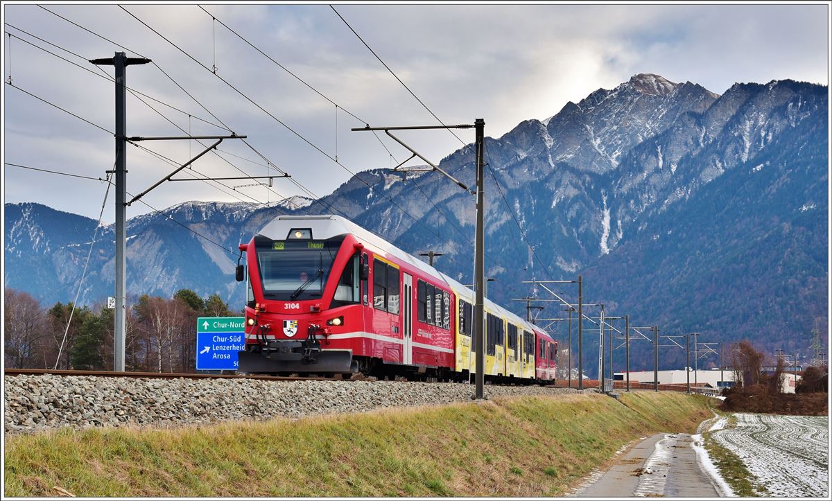 S2 1553 mit Allegra ABe 4/16 3104 zwischen Chur West und Felsberg und dem Montalin dahinter. (20.12.2016)