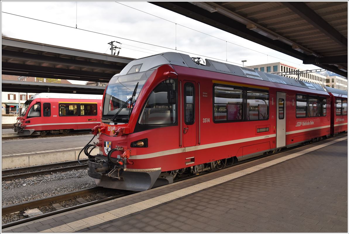S2 1553 nach Thusis mit ABe 4/16 3104 und IR1133 nach St.Moritz mit ABe 8/12 3514 in Chur. (24.10.2017)