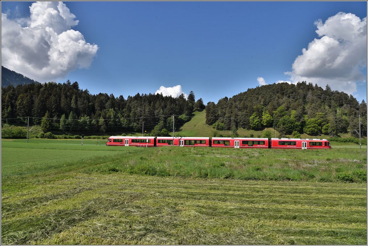 S2 1553 von Thusis nach Chur mit ABe 4/16 3102 zwischen Bonaduz und Reichenau-Tamins. (07.05.2018)