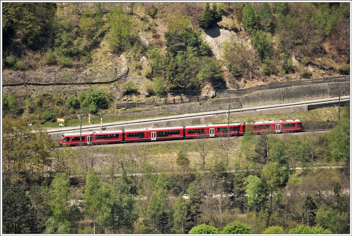 S2 1555 mit einem ABe 4/16 nach Thusis bei Rothenbrunnen. Aufnahmen ab der Burg Oberjuvalt. (30.04.2017)