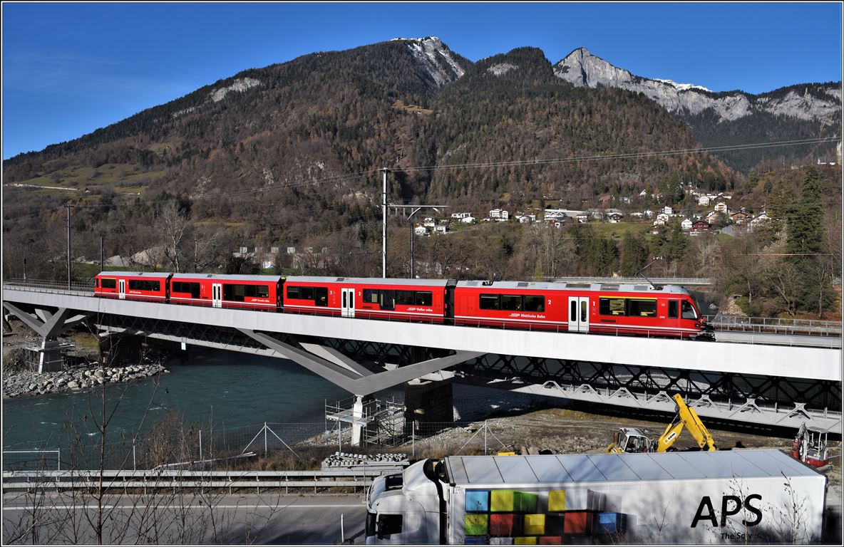 S2 1555 nach Thusis mit ABe 4/16 3102 auf der neuen Hinterrheinbrücke in Reichenau-Tamins. (05.12.2019)