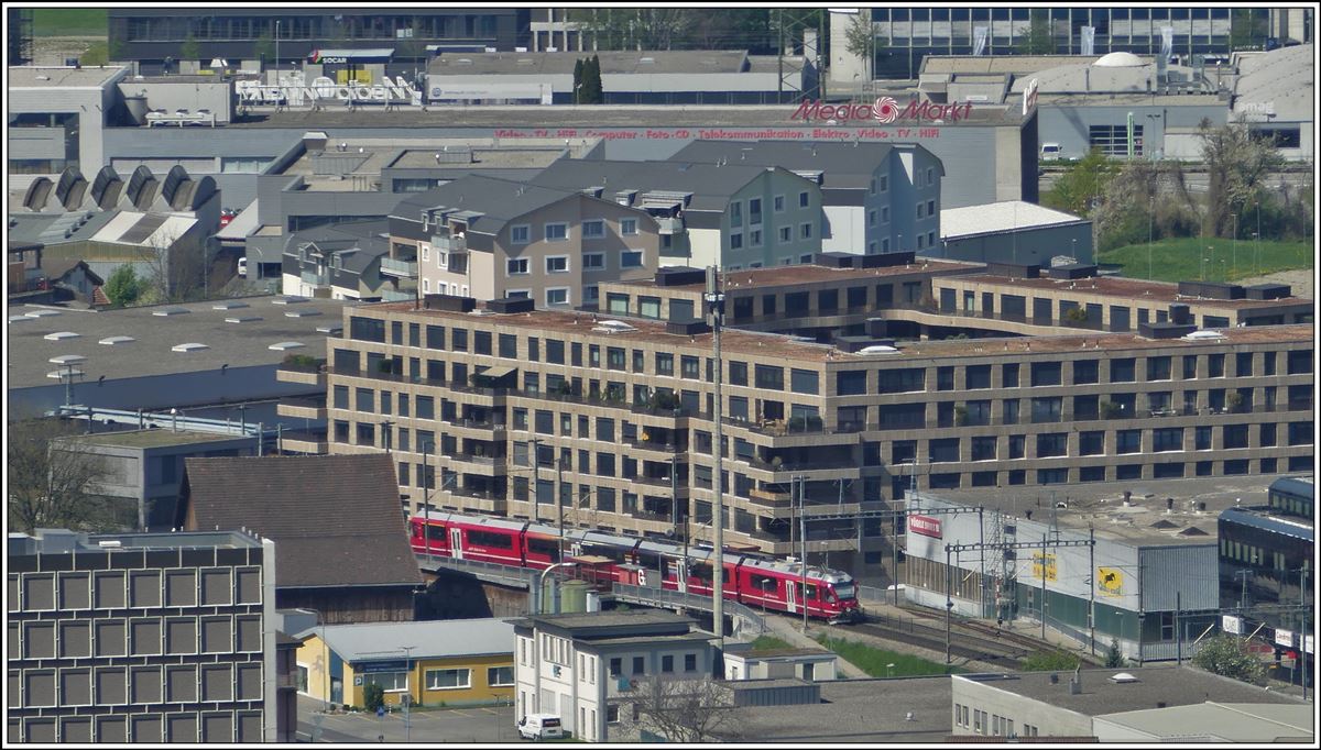 S2 1555 nach Thusis mit ABe 8/12 3105 hält in Chur West. (12.04.2020)