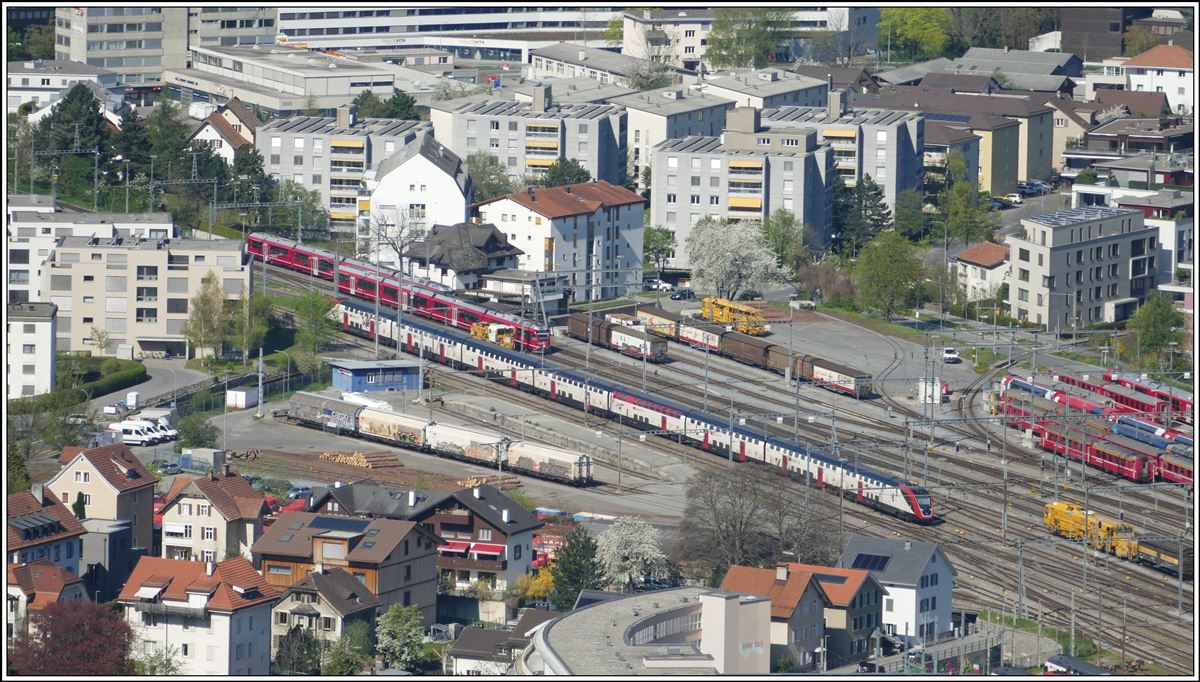 S2 15553 nach Thusis und S1 1510 nach Schiers begegnen sich bei Chur West. (12.04.2020)