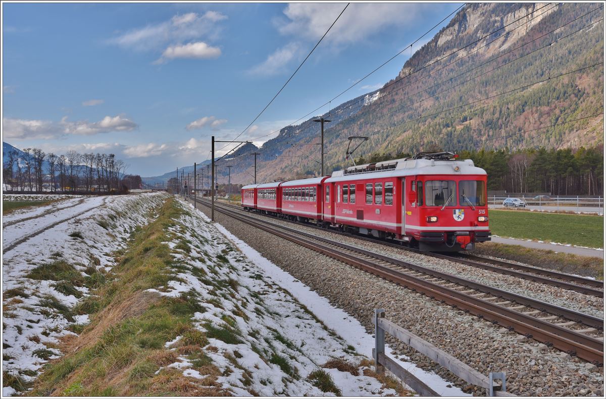 S2 1556 mit Be 4/4 515 Vorortspendel zwischen Felsberg und Chur West. (20.12.2016)