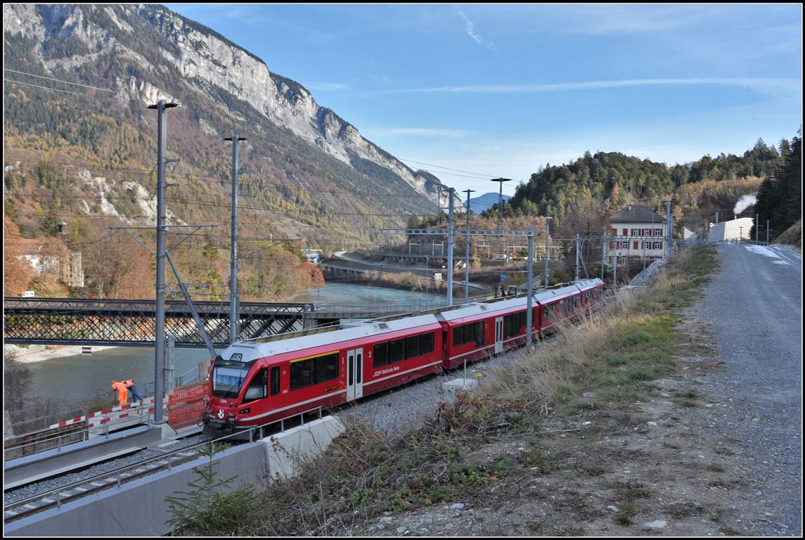 S2 1556 nach Chur mit ABe 4/16 3104 fährt in Reichenau-Tamins ein. (21.11.2018)