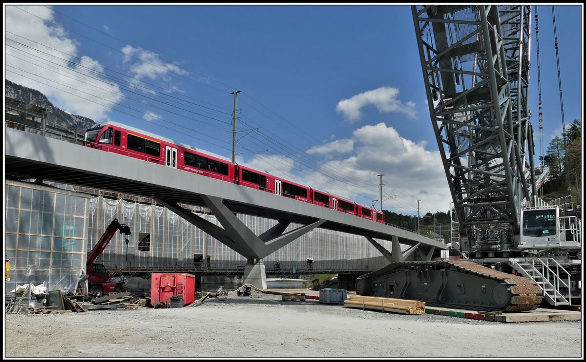 S2 1556 nach Thusis mit ABe 4/16 3102 überquert den Hinterrhein bei Reichenau-Tamins. (19.04.2019)