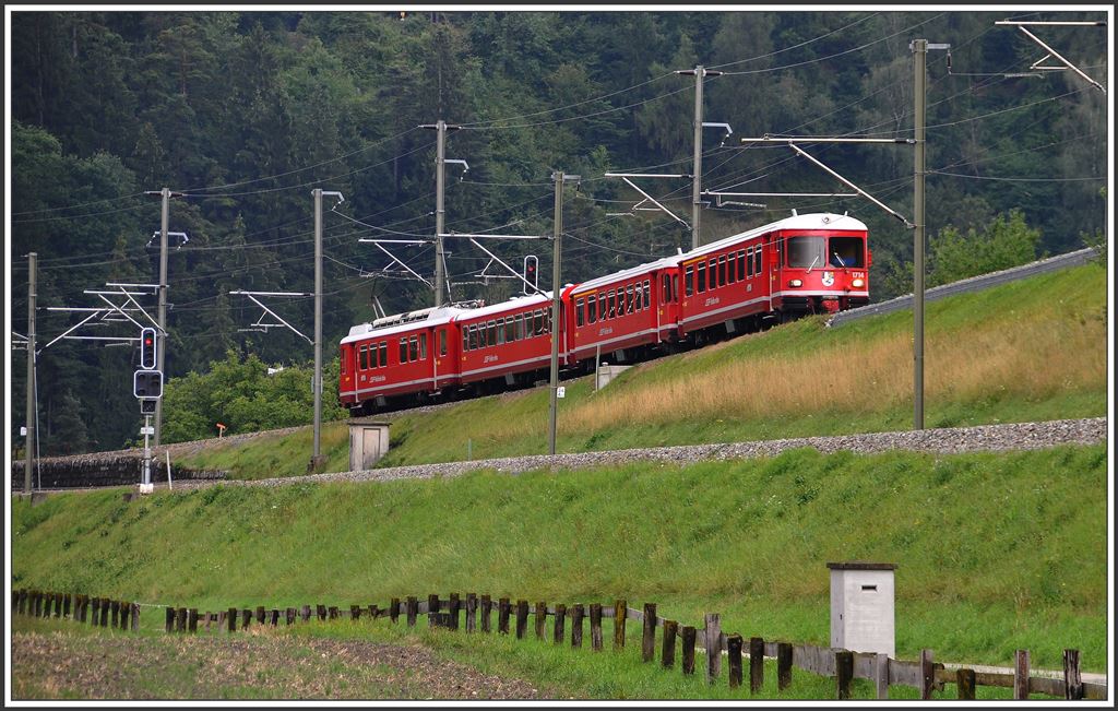S2 1557 mit Steuerwagen 1714 nach Thusis bei Reichenau-Tamins. (19.08.2015)