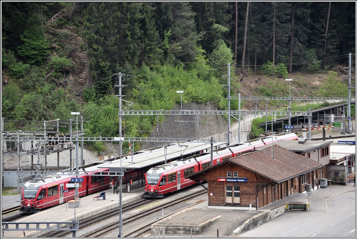 S2 1557 nach Thusis mit ABe 4/16 3102 begegnet in Reichenau-Tamins der S2 1560 nach Chur mit ABe 4/16 3104. (02.05.2018)